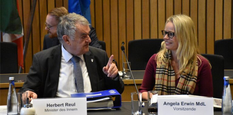NRW-Innenminister Herbert Reul und Angela Erwin, Vorsitzende des Innenausschusses, vor der Sitzung am Donnerstag.