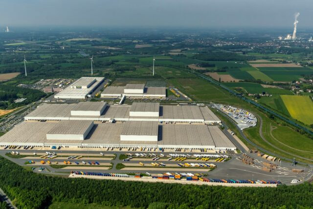 In der Einfahrt zum Ikea-Logistikzentrum in Deusen kippte ein Lkw um. Der Fahrer wurde schwer verletzt.