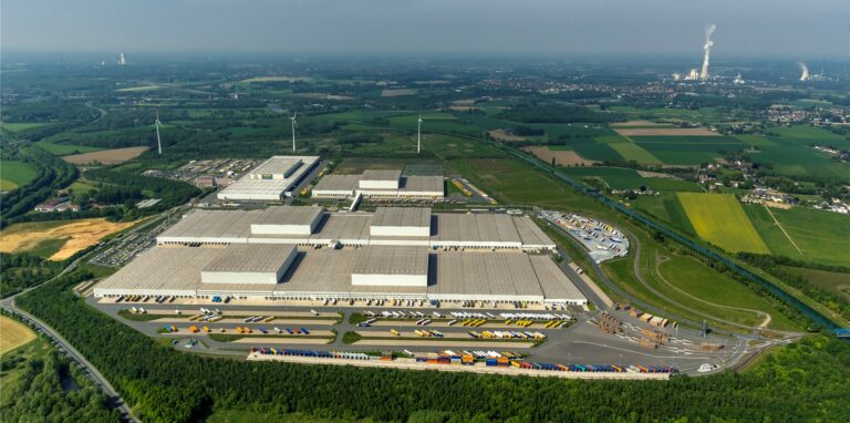 In der Einfahrt zum Ikea-Logistikzentrum in Deusen kippte ein Lkw um. Der Fahrer wurde schwer verletzt.