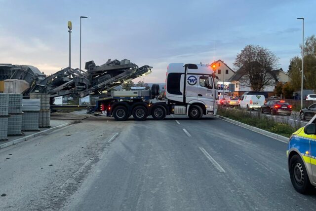 Ein feststeckender Schwerlast-Transporter sorgte am Donnerstagmorgen (10.10.) für ein großes Verkehrs-Chaos in Schwerte. Die Räumung dauerte Stunden.
