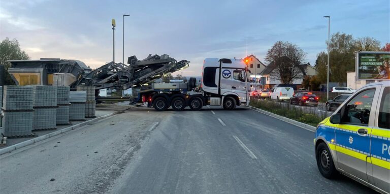 Ein feststeckender Schwerlast-Transporter sorgte am Donnerstagmorgen (10.10.) für ein großes Verkehrs-Chaos in Schwerte. Die Räumung dauerte Stunden.