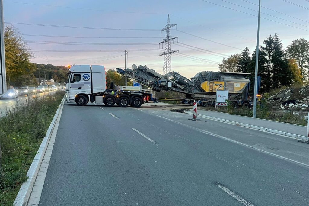 Eine festgefahrene Situation: Ein LKW hatte sich auf der B236 quergestellt. Das hatte kilometerlange Staus zur Folge - bis in die Schwerter Innenstadt. Eine festgefahrene Situation: Ein LKW hatte sich auf der B236 quergestellt. Das hatte kilometerlange Staus zur Folge - bis in die Schwerter Innenstadt.