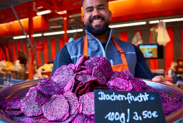Elmar Gusejnov verkauft außergewöhnliches Trockenobst und Nüsse auf dem Dortmunder Wochenmarkt.