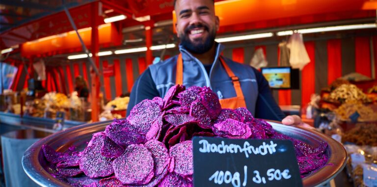 Elmar Gusejnov verkauft außergewöhnliches Trockenobst und Nüsse auf dem Dortmunder Wochenmarkt.