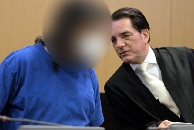 Der Angeklagte (l) unterhält sich mit seinem Anwalt Marcus Hertel vor Prozessbeginn.