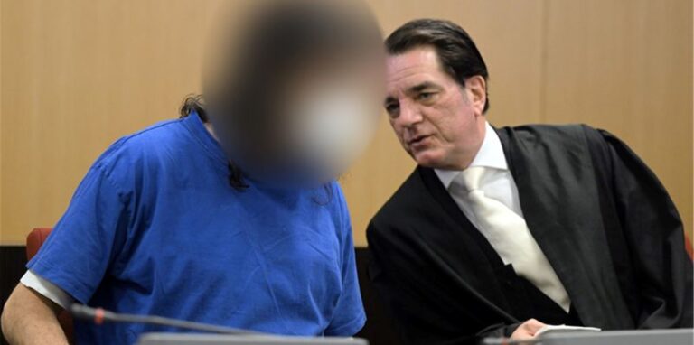 Der Angeklagte (l) unterhält sich mit seinem Anwalt Marcus Hertel vor Prozessbeginn.