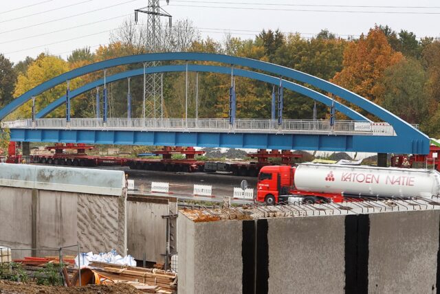Die Bogenbrücke (hinten) für die Hammer Straße liegt startklar für den Transport auf sogenannten Modulfahrzeugen, die wie mobile Hebebühnen funktionieren.