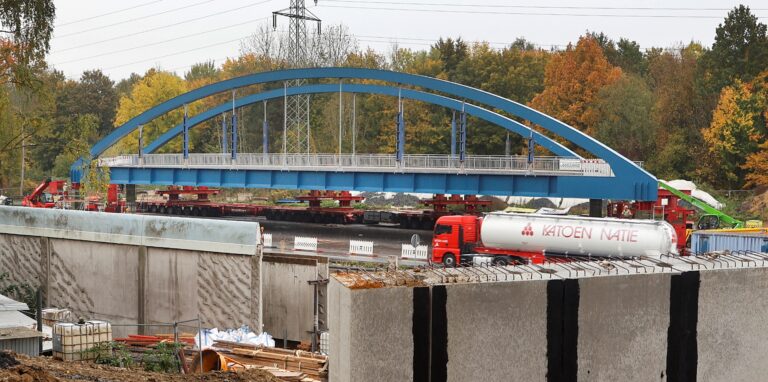 Die Bogenbrücke (hinten) für die Hammer Straße liegt startklar für den Transport auf sogenannten Modulfahrzeugen, die wie mobile Hebebühnen funktionieren.