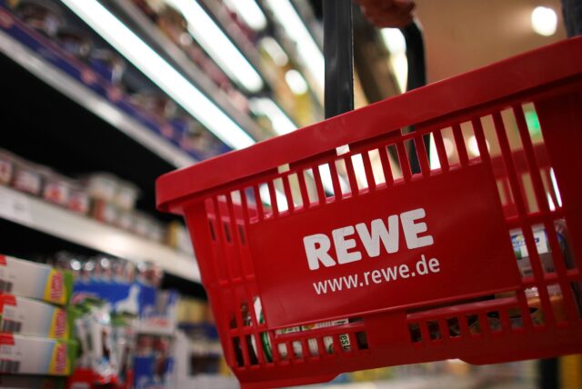 Ein Kunde geht am 13.02.2012 in Köln (Nordrhein-Westfalen) in einem Rewe-Supermarkt mit einem Einkaufskorb am Kühlregal entlang.