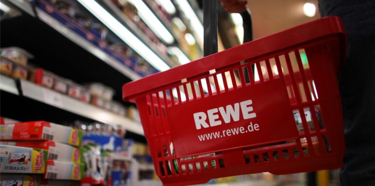 Ein Kunde geht am 13.02.2012 in Köln (Nordrhein-Westfalen) in einem Rewe-Supermarkt mit einem Einkaufskorb am Kühlregal entlang.