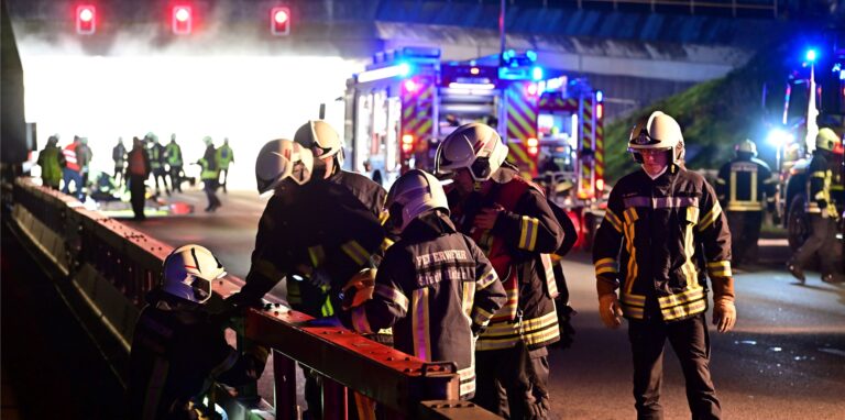 Einsatzkräfte der Feuerwehr Herten beginnen vor dem Tunneleingang mit der Notöffnung der Mittel-Leitplanke.