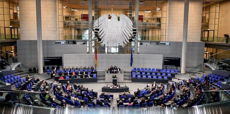 Die Abgeordneten tagen im Bundestag. Thema der Debatte ist das Stabilisierungsfondsgesetz.