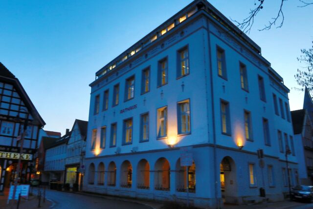Die Stadtbibliothek in Kamen bei Dunkelheit von außen erleuchtet.