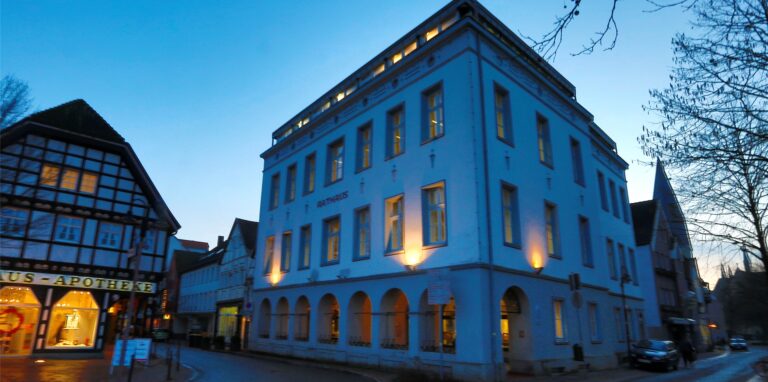 Die Stadtbibliothek in Kamen bei Dunkelheit von außen erleuchtet.