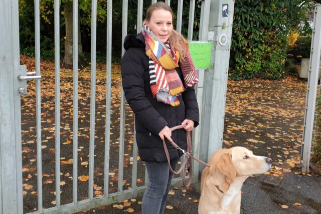 Siska Runge und der Hund Louiz am Ort der Tat: Hier legte ein Unbekannter Giftköder aus