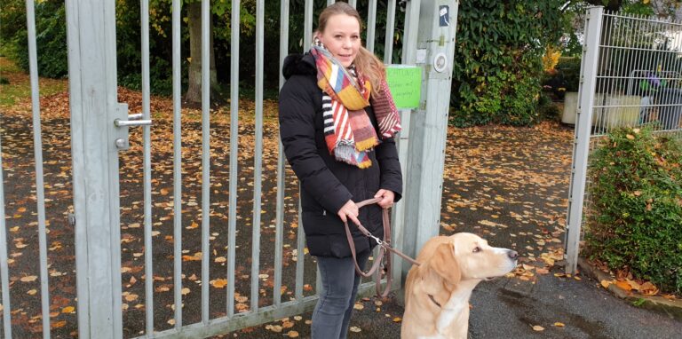 Siska Runge und der Hund Louiz am Ort der Tat: Hier legte ein Unbekannter Giftköder aus