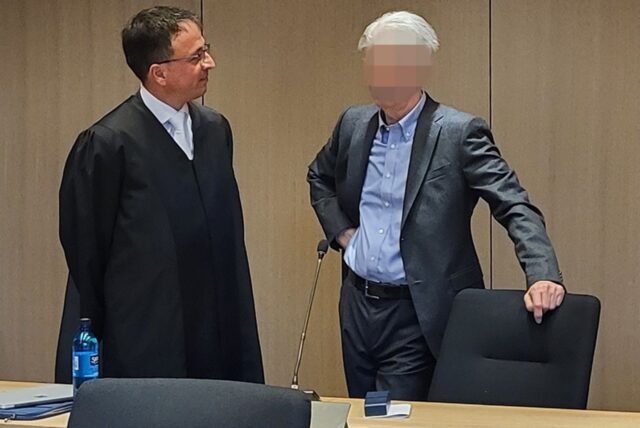 Das Foto zeigt den Arzt neben seinem Verteidiger Andreas Neumann.