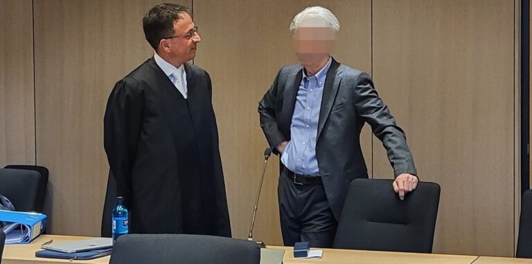 Das Foto zeigt den Arzt neben seinem Verteidiger Andreas Neumann.