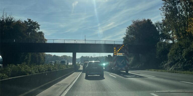 Von dieser Brücke sind wieder schwere Gegenstände auf die A45 geworfen worden.