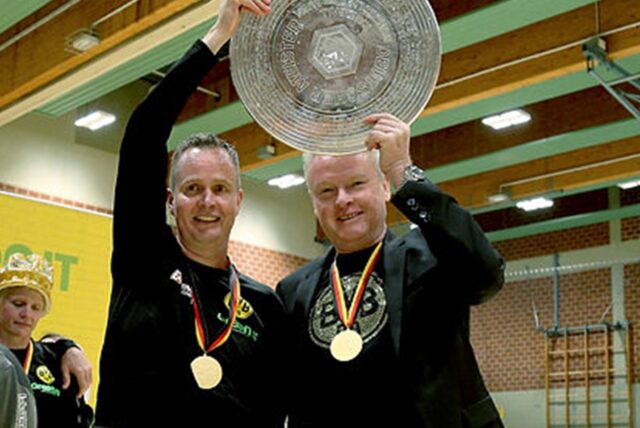 Der damalige Trainer André Fuhr (l.) und Abteilungsleiter Andreas Heiermann halten die Meisterschale in die Höhe.