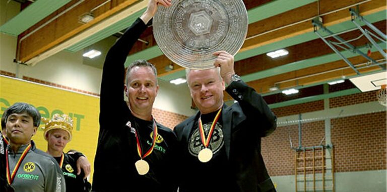 Der damalige Trainer André Fuhr (l.) und Abteilungsleiter Andreas Heiermann halten die Meisterschale in die Höhe.