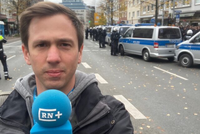 Mit zahlreichen Einsatzkräften musste die Polizei am Samstagmittag auf eine unerwartete Fan-Aktion reagieren.