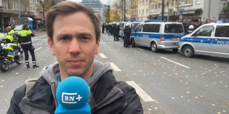 Mit zahlreichen Einsatzkräften musste die Polizei am Samstagmittag auf eine unerwartete Fan-Aktion reagieren.