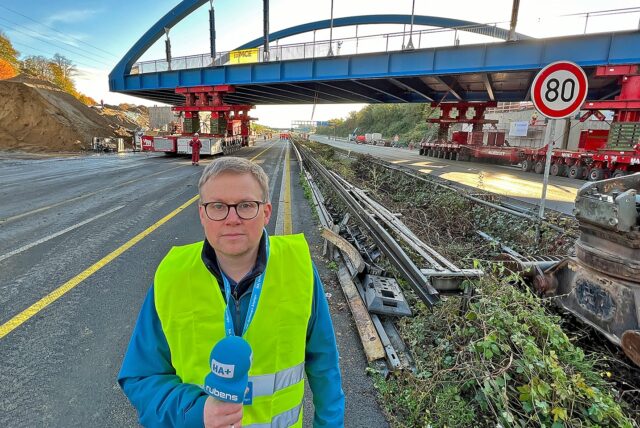 Die neue Stabbogenbrücke für die Hammer Straße in Kamen rollt über die A2. Reporter Carsten Fischer berichtete im Livestream vor Ort.