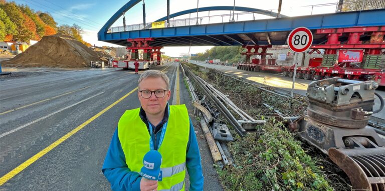 Die neue Stabbogenbrücke für die Hammer Straße in Kamen rollt über die A2. Reporter Carsten Fischer berichtete im Livestream vor Ort.