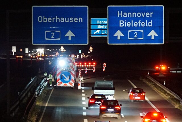 Die voll gesperrte A2 vor dem Kamener Kreuz. Zum zweiten Mal seit dem ersten September-Wochenende floss infolge der Brückenbauarbeiten an der Hammer Straße der Umleitungsverkehr durch Kamen und Bergkamen.