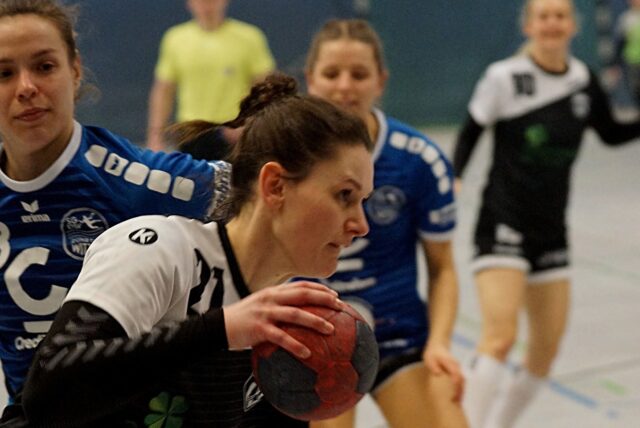 Vanessa Rohlf (vorne) holte mit dem HC TuRa Bergkamen in Riemke den ersten Punkt in der Oberliga-Saison.