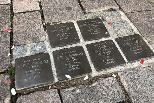 Stolpersteine, die in den Boden eingelassen sind.