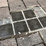 Stolpersteine, die in den Boden eingelassen sind.