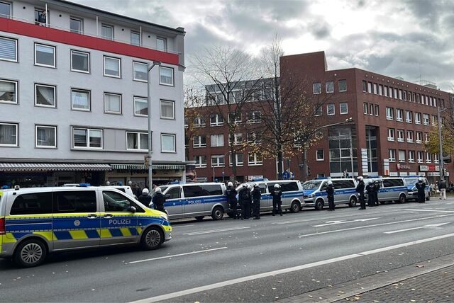 Die Polizei war mit einem großen Aufgebot vor dem BVB-Spiel an der Hohen Straße in Dortmund im Einsatz.
