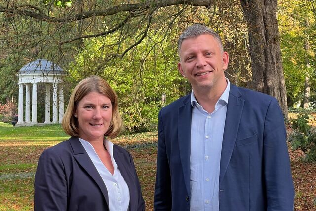 Martina Förster-Teutenberg und Maik Luhmann, seit Herbst 2022 Doppelspitze des SPD-Unterbezirksvorstandes, steehn im Kurpark in Unna.
