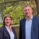 Martina Förster-Teutenberg und Maik Luhmann, seit Herbst 2022 Doppelspitze des SPD-Unterbezirksvorstandes, steehn im Kurpark in Unna.