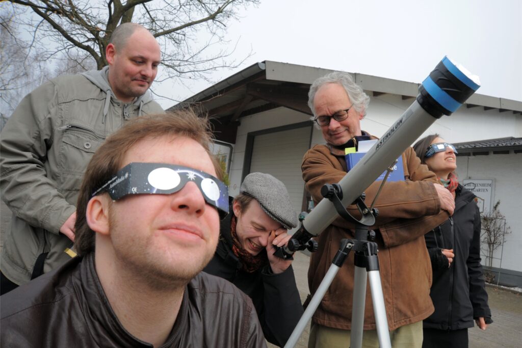Männer beobachten Sonnenfinsternis Männer beobachten Sonnenfinsternis