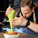 Emanuel McCane und seine „Frittenküche“ machen die Pommes zum kulinarischen Expeditionsgebiet. Das Erfolgskonzept vom Dortmunder Phoenixsee soll auch in die Neue Mühle in Unna kommen, aber der Eröffnungstermin bleibt unklar.