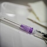 Dr. Beate Henschel aus Schwerte empfiehlt vulnerablen Gruppen, sich impfen zu lassen. Zudem sagt sie: Auch wer nach einer Infektion freigetestet ist, sollte zunächst vorsichtig bleiben.