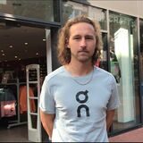 René Weber, Inhaber des Geschäfts SportLive in Lünen, steht vor seinem Laden.