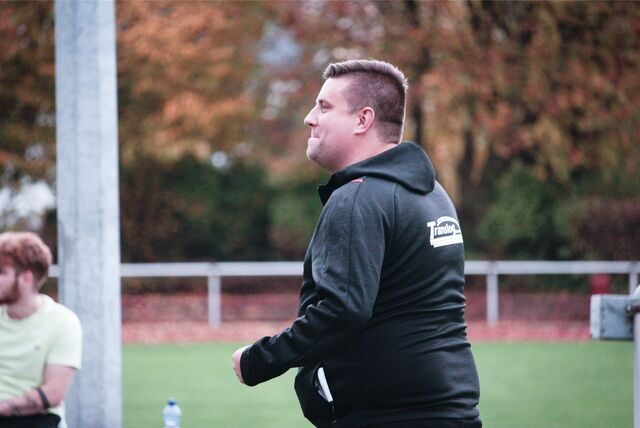 Marc Oliver Kraus ballt die Faust, als er vom Remis des Kamener SC gegen BR Billmerich erfährt. Sein FC TuRa Bergkamen baut die Tabellenführung dadurch aus.