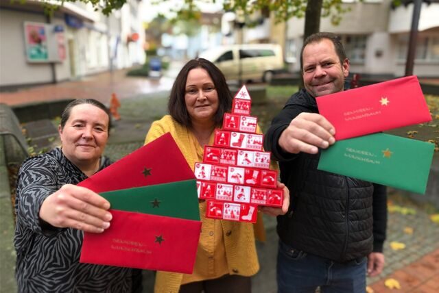 Heike Wernicke, Silke Habekost und Matthias Woldt zeigen die Wunschzettel für den Weihnachtswunschbaum für bedürftige Senioren
