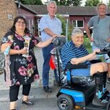 Die Montage zeigt Helge Rosenstengel von der Dr.-Jürgen-Gesling-Stiftung, die verschiedene gemeinnützige Projekte im Kreis Unna unterstützt