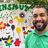 Der Marokkaner Khalid (32) steht in Unna vor einer bunt bemalten Wand an der Intensiv-Pflege-WG „Lebensmut“ beim Pflegedienst Busch