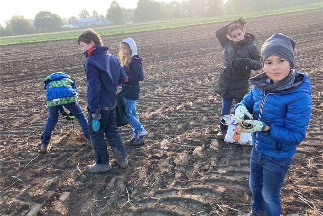 Die Schüler des dritten Jahrgangs der Dudenrothschule kamen bei der Kartoffelernte ins Schwitzen.