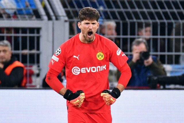 BVB-Keeper Gregor Kobel feiert sich.
