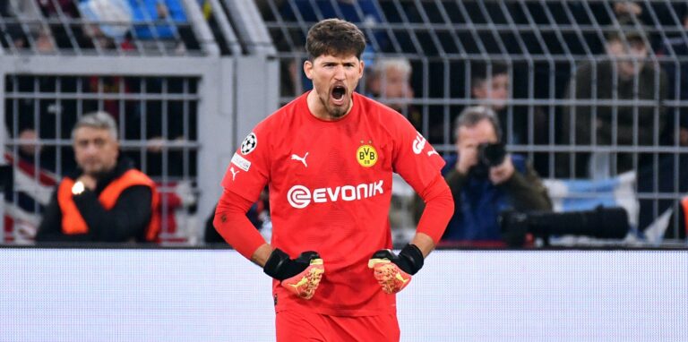 BVB-Keeper Gregor Kobel feiert sich.