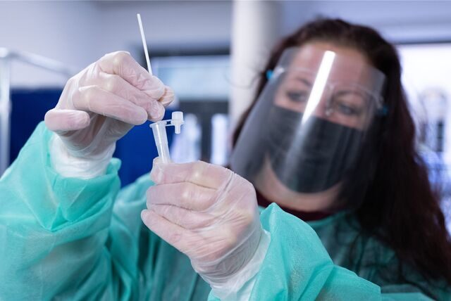 Eine Mitarbeiterin wertet in einem Corona-Testzentrum einen Schnelltest aus. (Symbolbild)