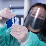 Eine Mitarbeiterin wertet in einem Corona-Testzentrum einen Schnelltest aus. (Symbolbild)