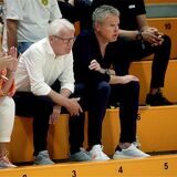BVB-Präsident Dr. Reinhard Rauball und Handball-Abteilungsleiter Andreas Heiermann verfolgen ein Spiel in der Halle Wellinghofen.